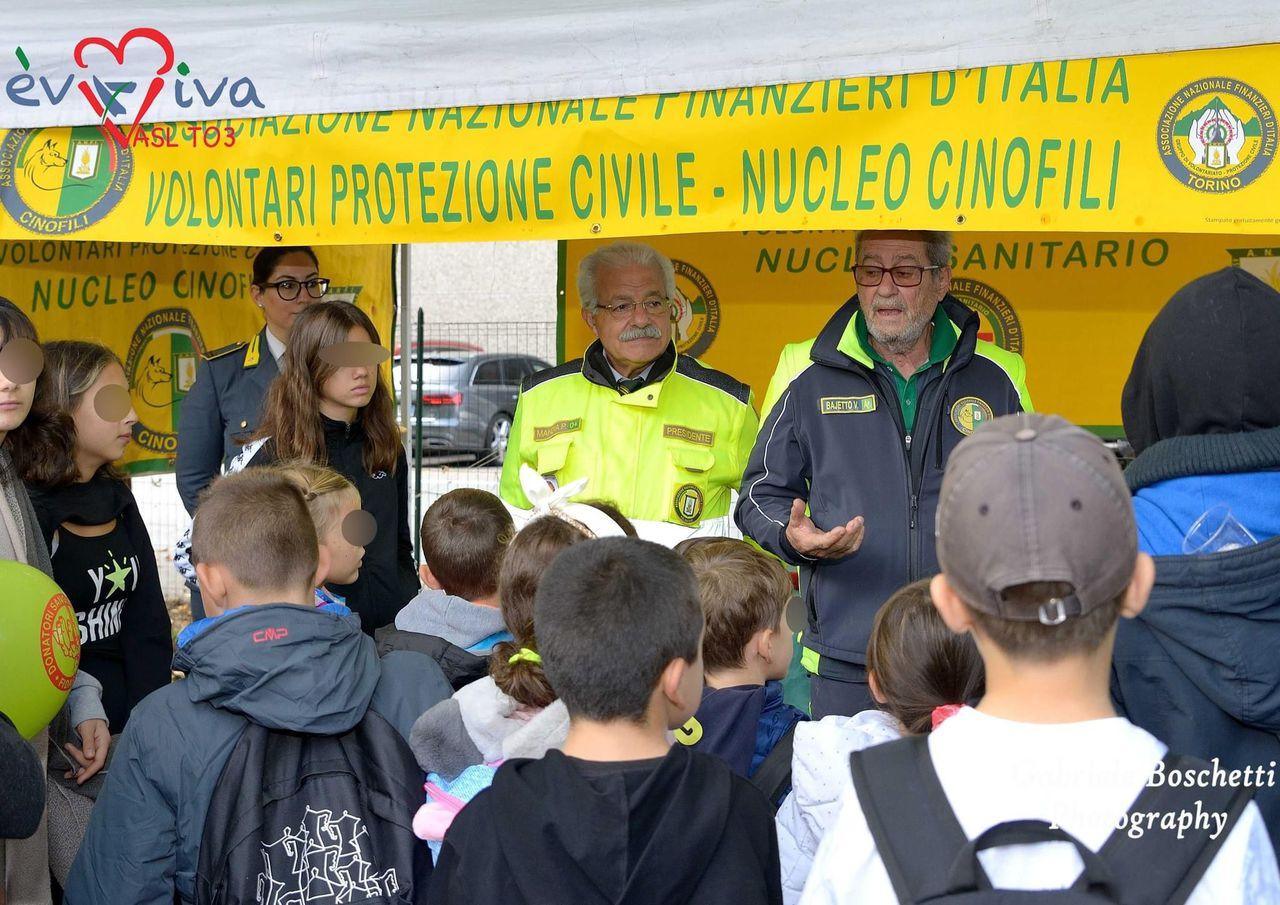 Militari della Guardia di Finanza che incontrano le famiglie a un evento EVVIVA