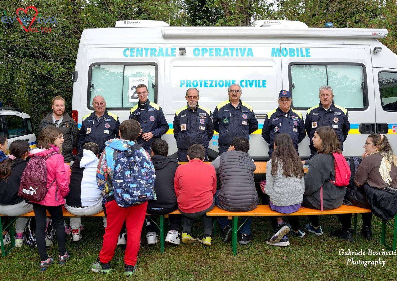Volontari della Protezione Civile durante una dimostrazione all'aperto