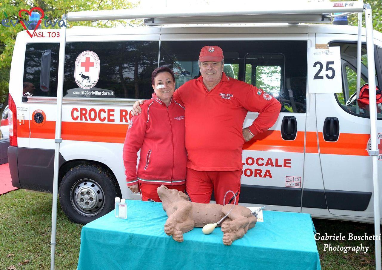 Volontari della Croce Rossa Italiana in divisa durante un evento EVVIVA